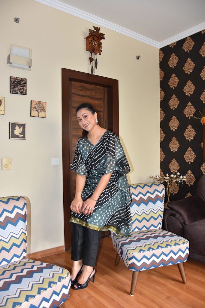 Black Kaftan with Hem Zari Border