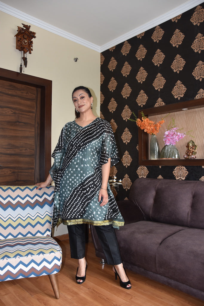 Black Kaftan with Hem Zari Border